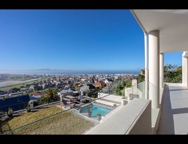 4 BEDROOM TOWNHOUSE FOR SALE IN MUIZENBERG